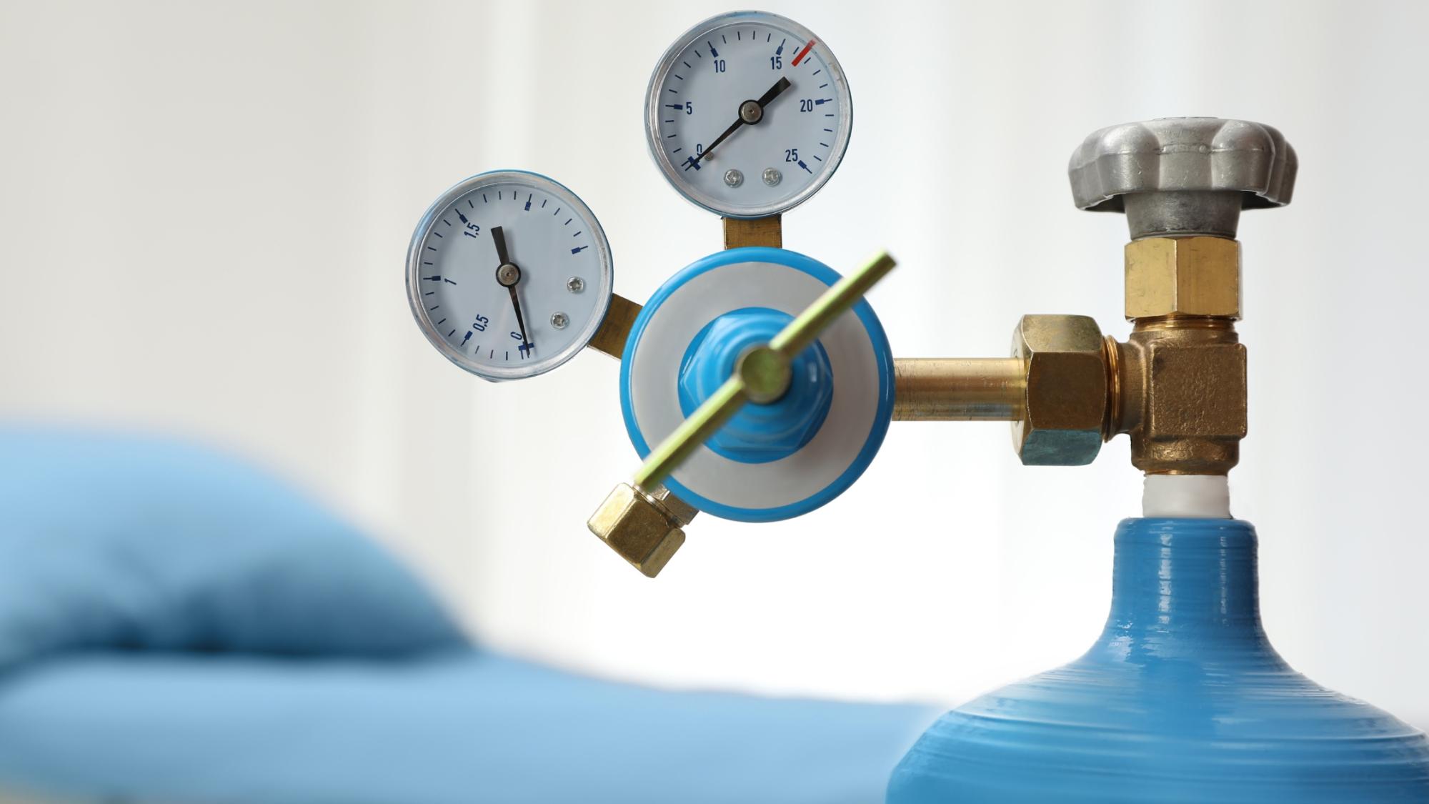 Gas regulator and pressure gauges on cylinder